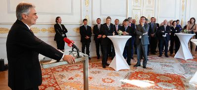 Am 14. September 2011 empfing Bundeskanzler Werner Faymann (l.) Sportlerinnen und Sportler des &Ouml;sterreichischen Skiverbandes (&Ouml;SV) im Bundeskanzleramt.