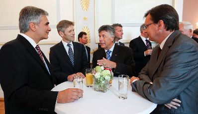 Am 14. September 2011 empfing der Bundeskanzler Sportlerinnen und Sportler des &Ouml;sterreichischen Skiverbandes (&Ouml;SV) im Bundeskanzleramt. Im Bild (v.l.n.r.) Bundeskanzler Werner Faymann mit Staatssekret&auml;r Josef Ostermayer, &Ouml;SV-Pr&auml;sident Peter Schr&ouml;cksnadel und Sportminister Norbert Darabos.