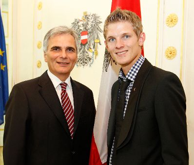 Am 14. September 2011 empfing der Bundeskanzler Sportlerinnen und Sportler des &Ouml;sterreichischen Skiverbandes (&Ouml;SV) im Bundeskanzleramt. Im Bild Bundeskanzler Werner Faymann (l.) mit Thomas Morgenstern (r.).