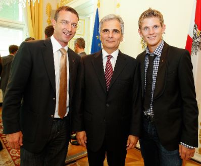 Am 14. September 2011 empfing der Bundeskanzler Sportlerinnen und Sportler des &Ouml;sterreichischen Skiverbandes (&Ouml;SV) im Bundeskanzleramt. Im Bild Bundeskanzler Werner Faymann (m.) mit Trainer Alexander Pointner (l.) und Thomas Morgenstern (r.).