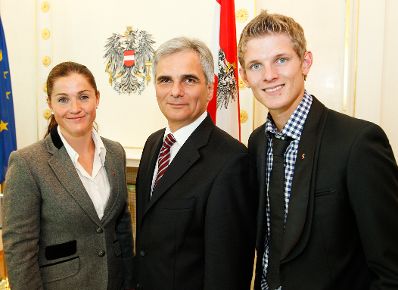 Am 14. September 2011 empfing der Bundeskanzler Sportlerinnen und Sportler des &Ouml;sterreichischen Skiverbandes (&Ouml;SV) im Bundeskanzleramt. Im Bild Bundeskanzler Werner Faymann (m.) mit Elisabeth G&ouml;rgl (l.) und Thomas Morgenstern (r.).