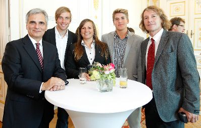 Am 14. September 2011 empfing der Bundeskanzler Sportlerinnen und Sportler des &Ouml;sterreichischen Skiverbandes (&Ouml;SV) im Bundeskanzleramt. Im Bild (v.l.n.r.) Bundeskanzler Werner Faymann mit Benjamin Karl, Claudia Riegler, Clemens Schattschneider und Christian Galler.