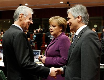 Am 9. Dezember 2011 endete in Br&uuml;ssel der zweit&auml;gige Europ&auml;ische Rat der EU-Staats- und Regierungschefs. Im Bild Bundeskanzler Werner Faymann (r.) mit dem italenischen Premierminister Mario Monti (l.) und der deutschen Bundeskanzlerin Angela Merkel (m.).