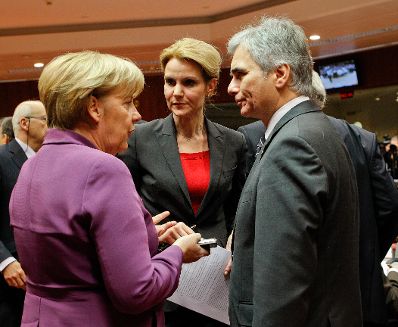 Am 9. Dezember 2011 endete in Br&uuml;ssel der zweit&auml;gige Europ&auml;ische Rat der EU-Staats- und Regierungschefs. Im Bild Bundeskanzler Werner Faymann (r.) mit der deutschen Bundeskanzlerin Angela Merkel (l.) und der d&auml;nischen Premierministerin Hellen Thorning-Schmidt (m.).