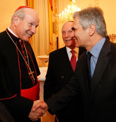 Am 6. Dezember 2011 begr&uuml;&szlig;te der Bundeskanzler Vertreter der Katholischen und der Russisch-Orthodoxen Kirche sowie der Konferenz der Europ&auml;ischen Rabbiner zu einem Empfang im Bundeskanzleramt. Im Bild (v.l.n.r.) Kardinal Christoph Sch&ouml;nborn, Erzbischof von Wien, Rabbiner Arthur Schneier und Bundeskanzler Werner Faymann.