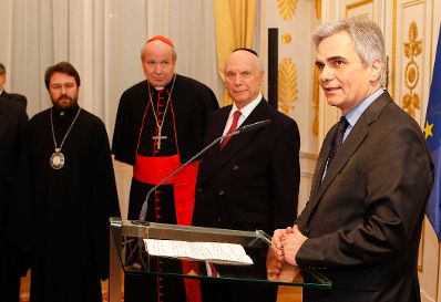 Am 6. Dezember 2011 begr&uuml;&szlig;te der Bundeskanzler Vertreter der Katholischen und der Russisch-Orthodoxen Kirche sowie der Konferenz der Europ&auml;ischen Rabbiner zu einem Empfang im Bundeskanzleramt. Im Bild (v.l.n.r.) Erzbischof Hilarion Alfeyev, russisch-orthodoxer Metropolit von Wolokolamsk, Kardinal Christoph Sch&ouml;nborn, Erzbischof von Wien, Rabbiner Arthur Schneier und Bundeskanzler Werner Faymann.