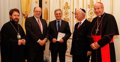 Am 6. Dezember 2011 begr&uuml;&szlig;te der Bundeskanzler Vertreter der Katholischen und der Russisch-Orthodoxen Kirche sowie der Konferenz der Europ&auml;ischen Rabbiner zu einem Empfang im Bundeskanzleramt. Im Bild (v.l.n.r.) Erzbischof Hilarion Alfeyev, russisch-orthodoxer Metropolit von Wolokolamsk, Ariel Muzicant Pr&auml;sident der Israelitischen Kultusgemeinde Wien, Bundeskanzler Werner Faymann, Rabbiner Arthur Schneier und Kardinal Christoph Sch&ouml;nborn, Erzbischof von Wien.