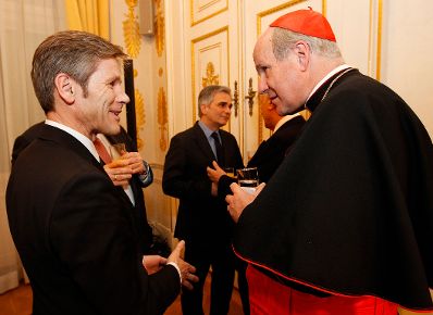 Am 6. Dezember 2011 begr&uuml;&szlig;te Bundeskanzler Werner Faymann Vertreter der Katholischen und der Russisch-Orthodoxen Kirche sowie der Konferenz der Europ&auml;ischen Rabbiner zu einem Empfang im Bundeskanzleramt. Im Bild Staatssekret&auml;r Josef Ostermayer (l.) mit Kardinal Christoph Sch&ouml;nborn (r.), Erzbischof von Wien.
