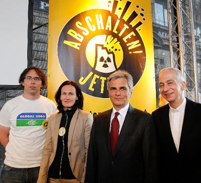 Am 25. April 2011 hielt der Bundeskanzler eine Rede bei der Gedenkkundgebung Tschernobyl und Fukushima - Verm&auml;chtnis und Verpflichtung. Im Bild (v.l.n.r.) Gesch&auml;ftf&uuml;hrer GLOBAL 2000 Klaus Kastenhofer, Bundessprecherin Die Gr&uuml;nen Eva Glawischnig, Bundeskanzler Werner Faymann und Caritasdirektor der Erzdi&ouml;zese Wien Michael Landau.