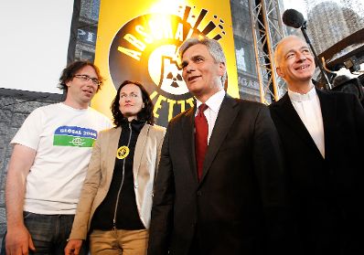 Am 25. April 2011 hielt der Bundeskanzler eine Rede bei der Gedenkkundgebung Tschernobyl und Fukushima - Verm&auml;chtnis und Verpflichtung. Im Bild (v.l.n.r.) Gesch&auml;ftf&uuml;hrer GLOBAL 2000 Klaus Kastenhofer, Bundessprecherin Die Gr&uuml;nen Eva Glawischnig, Bundeskanzler Werner Faymann und Caritasdirektor der Erzdi&ouml;zese Wien Michael Landau.