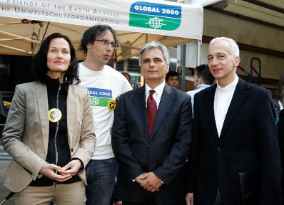 Am 25. April 2011 hielt der Bundeskanzler eine Rede bei der Gedenkkundgebung Tschernobyl und Fukushima - Verm&auml;chtnis und Verpflichtung. Im Bild (v.l.n.r.) Bundessprecherin Die Gr&uuml;nen Eva Glawischnig, Gesch&auml;ftf&uuml;hrer GLOBAL 2000 Klaus Kastenhofer, Bundeskanzler Werner Faymann und Caritasdirektor der Erzdi&ouml;zese Wien Michael Landau.