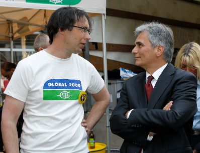 Am 25. April 2011 hielt der Bundeskanzler eine Rede bei der Gedenkkundgebung Tschernobyl und Fukushima - Verm&auml;chtnis und Verpflichtung. Im Bild Bundeskanzler Werner Faymann (r.) mit GLOBAL 2000-Gesch&auml;ftf&uuml;hrer Klaus Kastenhofer (l.).