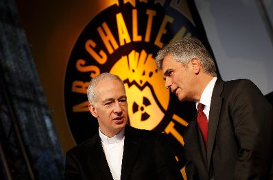 Am 25. April 2011 hielt der Bundeskanzler eine Rede bei der Gedenkkundgebung Tschernobyl und Fukushima - Verm&auml;chtnis und Verpflichtung. Im Bild Bundeskanzler Werner Faymann (r.) mit Caritasdirektor der Erzdi&ouml;zese Wien Michael Landau (l.).
