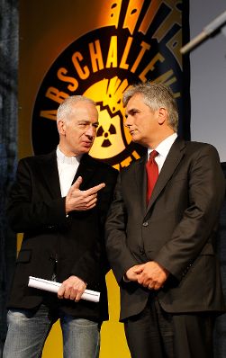 Am 25. April 2011 hielt der Bundeskanzler eine Rede bei der Gedenkkundgebung Tschernobyl und Fukushima - Verm&auml;chtnis und Verpflichtung. Im Bild Bundeskanzler Werner Faymann (r.) mit Caritasdirektor der Erzdi&ouml;zese Wien Michael Landau (l.).