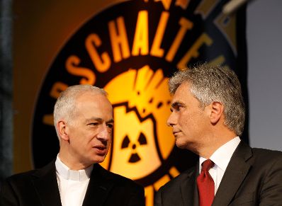 Am 25. April 2011 hielt der Bundeskanzler eine Rede bei der Gedenkkundgebung Tschernobyl und Fukushima - Verm&auml;chtnis und Verpflichtung. Im Bild Bundeskanzler Werner Faymann (r.) mit Caritasdirektor der Erzdi&ouml;zese Wien Michael Landau (l.).
