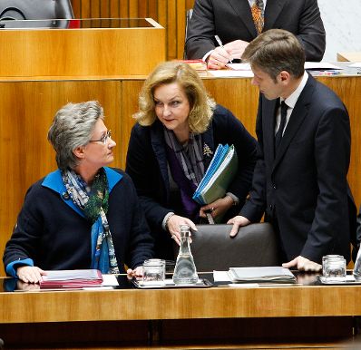 Bei einer Sondersitzung des Nationalrats am 14. Dezember 2011 im Parlament gab der Bundeskanzler eine Erkl&auml;rung zu den Ergebnissen des Europ&auml;ischen Rates vom 8. und 9. Dezember 2011 ab. Im Bild Unterrichtsministerin Claudia Schmied (l.), Finanzministerin Maria Fekter (m.) und Staatssekret&auml;r Josef Ostermayer (r.).