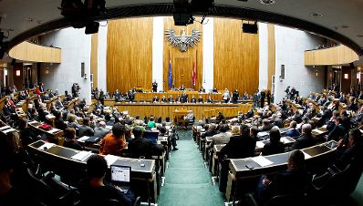 Bei einer Sondersitzung des Nationalrats am 14. Dezember 2011 im Parlament gab Bundeskanzler Werner Faymann eine Erkl&auml;rung zu den Ergebnissen des Europ&auml;ischen Rates vom 8. und 9. Dezember 2011 ab. Im Bild