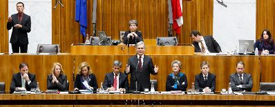 Bei einer Sondersitzung des Nationalrats am 14. Dezember 2011 im Parlament gab der Bundeskanzler eine Erkl&auml;rung zu den Ergebnissen des Europ&auml;ischen Rates vom 8. und 9. Dezember 2011 ab. Im Bild (v.l.n.r.) Landwirtschaftsminister Nikolaus Berlakovich, Verkehrsministerin Doris Bures, Finanzministerin Maria Fekter, Au&szlig;enminister und Vizekanzler Michael Spindelegger, Bundeskanzler Werner Faymann, Unterrichtsministerin Claudia Schmied, Staatssekret&auml;r Josef Ostermayer und Staatssekret&auml;r Andreas Schieder.