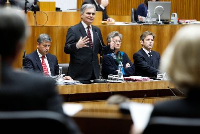 Bei einer Sondersitzung des Nationalrats am 14. Dezember 2011 im Parlament gab der Bundeskanzler eine Erkl&auml;rung zu den Ergebnissen des Europ&auml;ischen Rates vom 8. und 9. Dezember 2011 ab. Im Bild (v.l.n.r.) Au&szlig;enminister und Vizekanzler Michael Spindelegger, Bundeskanzler Werner Faymann, Unterrichtsministerin Claudia Schmied und Staatssekret&auml;r Josef Ostermayer.
