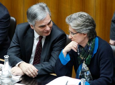 Bei einer Sondersitzung des Nationalrats am 14. Dezember 2011 im Parlament gab der Bundeskanzler eine Erkl&auml;rung zu den Ergebnissen des Europ&auml;ischen Rates vom 8. und 9. Dezember 2011 ab. Im Bild Bundeskanzler Werner Faymann (l.) mit Unterrichtsministerin Claudia Schmied (r.).