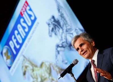 Am 9. Juni 2011 hielt Bundeskanzler Werner Faymann Begr&uuml;&szlig;ungsworte bei der Galanacht der Wirtschaft "PEGASUS" der Ober&ouml;sterreichischen Nachrichten in Linz.