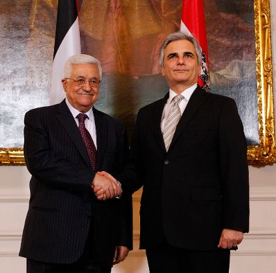Am 28. November 2011 besuchte der Pr&auml;sident der Pal&auml;stinensischen Autonomiebeh&ouml;rde, Mahmoud Abbas (l.) den Bundeskanzler Werner Faymann (r.) zu einem Arbeitsgespr&auml;ch.