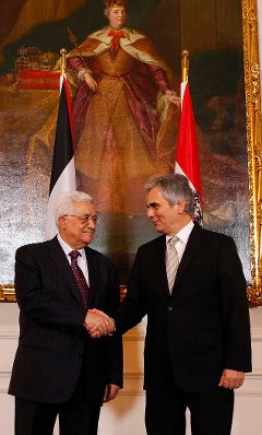 Am 28. November 2011 besuchte der Pr&auml;sident der Pal&auml;stinensischen Autonomiebeh&ouml;rde, Mahmoud Abbas (l.) den Bundeskanzler Werner Faymann (r.) zu einem Arbeitsgespr&auml;ch.
