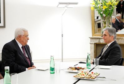 Am 28. November 2011 besuchte der Pr&auml;sident der Pal&auml;stinensischen Autonomiebeh&ouml;rde, Mahmoud Abbas (l.) den Bundeskanzler Werner Faymann (r.) zu einem Arbeitsgespr&auml;ch.