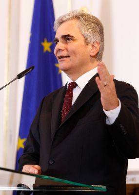 Bundeskanzler Werner Faymann beim Pressefoyer nach dem Ministerrat am 22. November 2011 im Bundeskanzleramt.