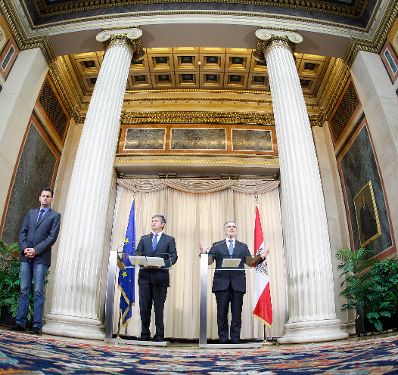 Bundeskanzler Werner Faymann (r.) und Au&szlig;enminister und Vizekanzler Michael Spindelegger (l.) beim Pressefoyer nach dem Ministerrat am 15. November 2011 im Parlament.