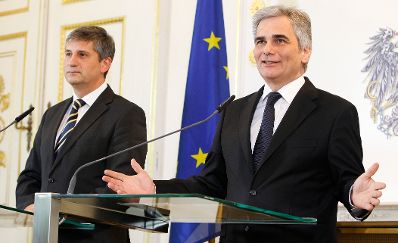 Bundeskanzler Werner Faymann (r.) mit Au&szlig;enminister und Vizekanzler Michael Spindelegger (l.) beim Pressefoyer nach dem Ministerrat am 20. Dezember 2011 im Bundeskanzleramt.