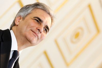 Bundeskanzler Werner Faymann beim Pressefoyer nach dem Ministerrat am 20. Dezember 2011 im Bundeskanzleramt.
