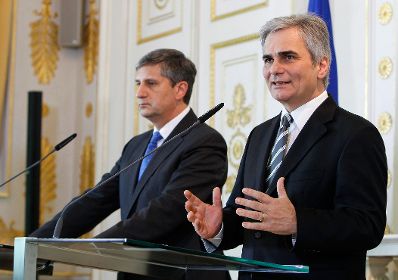 Bundeskanzler Werner Faymann (r.) mit Au&szlig;enminister und Vizekanzler Michael Spindelegger (l.) beim Pressefoyer nach dem Ministerrat am 13. Dezember 2011 im Bundeskanzleramt.