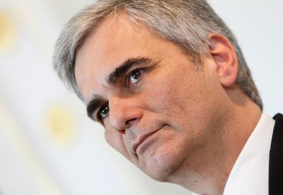 Bundeskanzler Werner Faymann beim Pressefoyer nach dem Ministerrat am 13. Dezember 2011 im Bundeskanzleramt.