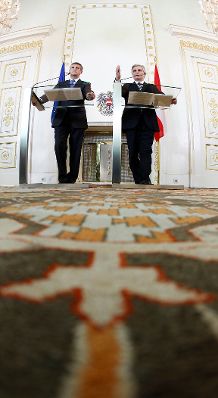 Bundeskanzler Werner Faymann (r.) mit Au&szlig;enminister und Vizekanzler Michael Spindelegger (l.) beim Pressefoyer nach dem Ministerrat am 13. Dezember 2011 im Bundeskanzleramt.