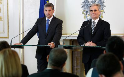 Bundeskanzler Werner Faymann (r.) mit Au&szlig;enminister und Vizekanzler Michael Spindelegger (l.) beim Pressefoyer nach dem Ministerrat am 13. Dezember 2011 im Bundeskanzleramt.