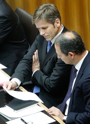 Am 7. Dezember 2011 hielt der Bundeskanzler eine Rede zur Schuldenbremse bei der Sitzung des Nationalrates im Parlament. Im Bild Staatssekret&auml;r Josef Ostermayer (l.) und Staatssekret&auml;r Andreas Schieder (r.).