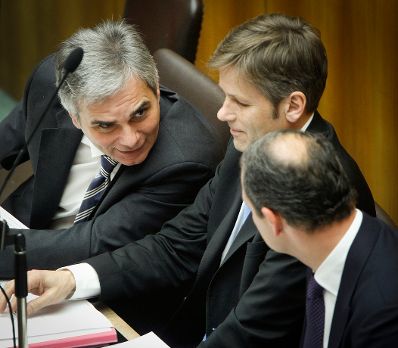 Am 7. Dezember 2011 hielt der Bundeskanzler eine Rede zur Schuldenbremse bei der Sitzung des Nationalrates im Parlament. Im Bild (v.l.n.r.) Bundeskanzler Werner Faymann, Staatssekret&auml;r Josef Ostermayer und Staatssekret&auml;r Andreas Schieder.