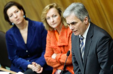 Am 7. Dezember 2011 hielt der Bundeskanzler eine Rede zur Schuldenbremse bei der Sitzung des Nationalrates im Parlament. Im Bild (v.l.n.r.) Frauenministerin Grabriele Heinisch-Hosek, Finanzministerin Maria Fekter und Bundeskanzler Werner Faymann.