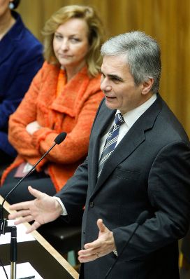 Am 7. Dezember 2011 hielt der Bundeskanzler eine Rede zur Schuldenbremse bei der Sitzung des Nationalrates im Parlament. Im Bild Finanzministerin Maria Fekter (l.) und Bundeskanzler Werner Faymann (r.).