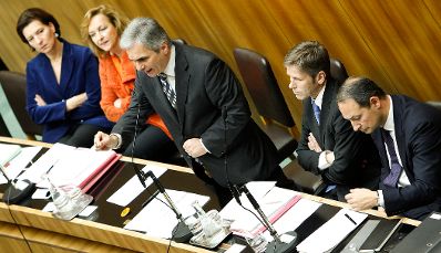 Am 7. Dezember 2011 hielt der Bundeskanzler eine Rede zur Schuldenbremse bei der Sitzung des Nationalrates im Parlament. Im Bild (v.l.n.r.) Frauenministerin Grabriele Heinisch-Hosek, Finanzministerin Maria Fekter, Bundeskanzler Werner Faymann, Staatssekret&auml;r Josef Ostermayer und Staatssekret&auml;r Andreas Schieder.