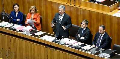 Am 7. Dezember 2011 hielt der Bundeskanzler eine Rede zur Schuldenbremse bei der Sitzung des Nationalrates im Parlament. Im Bild (v.l.n.r.) Frauenministerin Grabriele Heinisch-Hosek, Finanzministerin Maria Fekter, Bundeskanzler Werner Faymann, Staatssekret&auml;r Josef Ostermayer und Staatssekret&auml;r Andreas Schieder.
