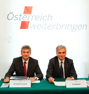 Am 30. Mai 2011 begann am Semmering die zweit&auml;gige Klausurtagung der Bundesregierung. Im Bild Bundeskanzler Werner Faymann (r.) mit Au&szlig;enminister und Vizekanzler Michael Spindelegger (l.) bei der 1. Arbeitssitzung.