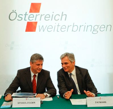 Am 30. Mai 2011 begann am Semmering die zweit&auml;gige Klausurtagung der Bundesregierung. Im Bild Bundeskanzler Werner Faymann (r.) mit Au&szlig;enminister und Vizekanzler Michael Spindelegger (l.) bei der 1. Arbeitssitzung.