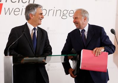 Am 30. Mai 2011 begann am Semmering die zweit&auml;gige Klausurtagung der Bundesregierung. Im Bild Bundeskanzler Werner Faymann (l.) mit dem Gouverneur der &Ouml;sterreichischen Nationalbank Ewald Nowotny bei der Pressekonferenz nach der 1. Arbeitssitzung.