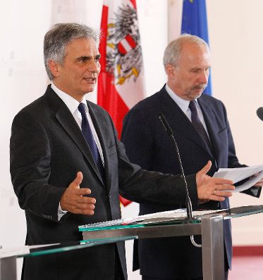 Am 30. Mai 2011 begann am Semmering die zweit&auml;gige Klausurtagung der Bundesregierung. Im Bild Bundeskanzler Werner Faymann (l.) mit dem Gouverneur der &Ouml;sterreichischen Nationalbank Ewald Nowotny bei der Pressekonferenz nach der 1. Arbeitssitzung.