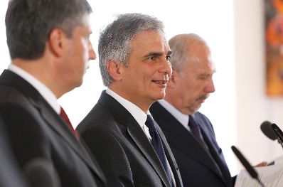 Am 30. Mai 2011 begann am Semmering die zweit&auml;gige Klausurtagung der Bundesregierung. Im Bild (v.l.n.r.) Au&szlig;enminister und Vizekanzler Michael Spindelegger, Bundeskanzler Werner Faymann und der Gouverneur der &Ouml;sterreichischen Nationalbank Ewald Nowotny bei der Pressekonferenz nach der 1. Arbeitssitzung.