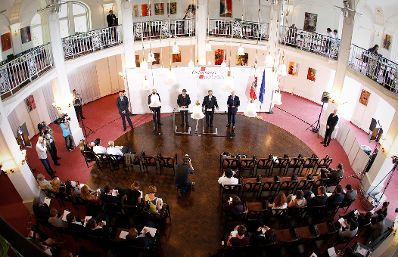 Am 30. Mai 2011 begann am Semmering die zweit&auml;gige Klausurtagung der Bundesregierung. Im Bild (v.l.n.r.) der Pr&auml;sident des &ouml;sterreichischen Staatsschuldenausschusses Bernhard Felderer, Au&szlig;enminister und Vizekanzler Michael Spindelegger, Bundeskanzler Werner Faymann und der Gouverneur der &Ouml;sterreichischen Nationalbank Ewald Nowotny bei der Pressekonferenz nach der 1. Arbeitssitzung.