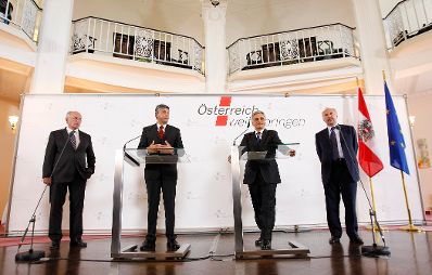 Am 30. Mai 2011 begann am Semmering die zweit&auml;gige Klausurtagung der Bundesregierung. Im Bild (v.l.n.r.) der Pr&auml;sident des &ouml;sterreichischen Staatsschuldenausschusses Bernhard Felderer, Au&szlig;enminister und Vizekanzler Michael Spindelegger, Bundeskanzler Werner Faymann und der Gouverneur der &Ouml;sterreichischen Nationalbank Ewald Nowotny bei der Pressekonferenz nach der 1. Arbeitssitzung.