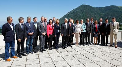 Am 30. Mai 2011 begann am Semmering die zweit&auml;gige Klausurtagung der Bundesregierung. Im Bild (v.l.n.r.) Staatssekret&auml;r Andreas Schieder, Staatssekret&auml;r Josef Ostermayer, SP&Ouml;-Klubobmann Josef Cap, Landwirtschaftsminister Nikolaus Berlakovich, Wirtschaftsminister Reinhold Mitterlehner, Sozialminister Rudolf Hundstorfer, Frauenministerin Gabriele Heinisch-Hosek, Gesundheitsminister Alois St&ouml;ger, Verkehrsministerin Doris Bures, Bundeskanzler Werner Faymann, Au&szlig;enminister und Vizekanzler Michael Spindelegger, Finanzministerin Maria Fekter, Innenministerin Johanna Mikl-Leitner, Unterrichtsministerin Claudia Schmied, Verteidigungsminister Norbert Darabos, Staatssekret&auml;r Sebastian Kurz, Justizministerin Beatrix Karl, &Ouml;VP-Klubobmann Karlheinz Kopf, Wissenschaftsminister Karlheinz T&ouml;chterle und Staatssekret&auml;r Wolfgang Waldner beim Familienfoto.